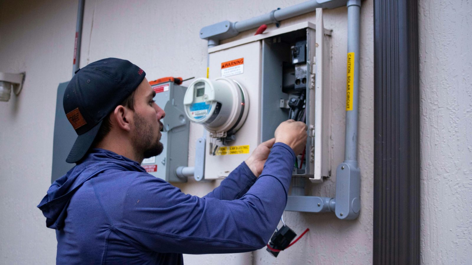 Elektriker arbeitet am Sicherungskasten